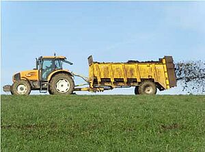 Foto: (c) www.dreamstime.com (zVg) Traktor und Mistzetter beim Ausbringen von Mist auf einem Acker.